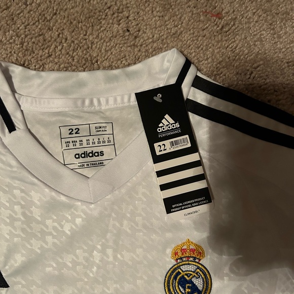 Kids Real Madrid Home LaLiga Jersey with shorts - Picture 4 of 4